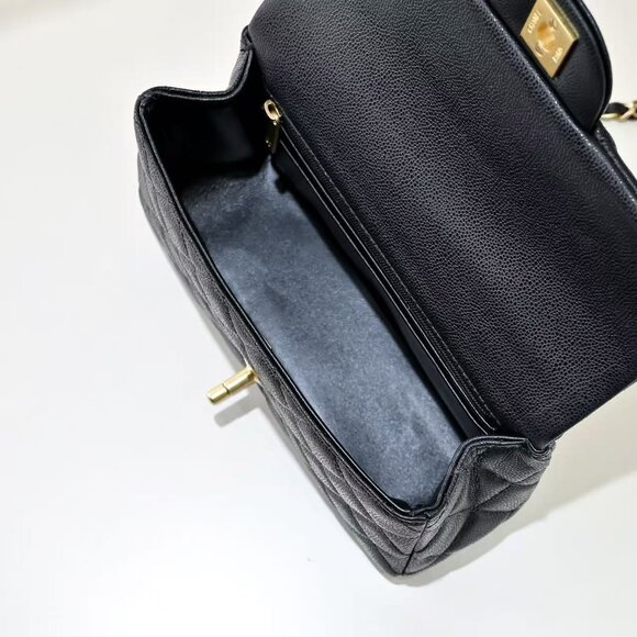 Classic CHANEL Bag: A Stylish and Versatile Choice for Elegance - Picture 4 of 5